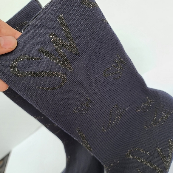 Stuart Weitzman | The Violetta 80 SW Logo Navy Mid-Calf Sock Stretch Knit Bootie - Picture 7 of 13